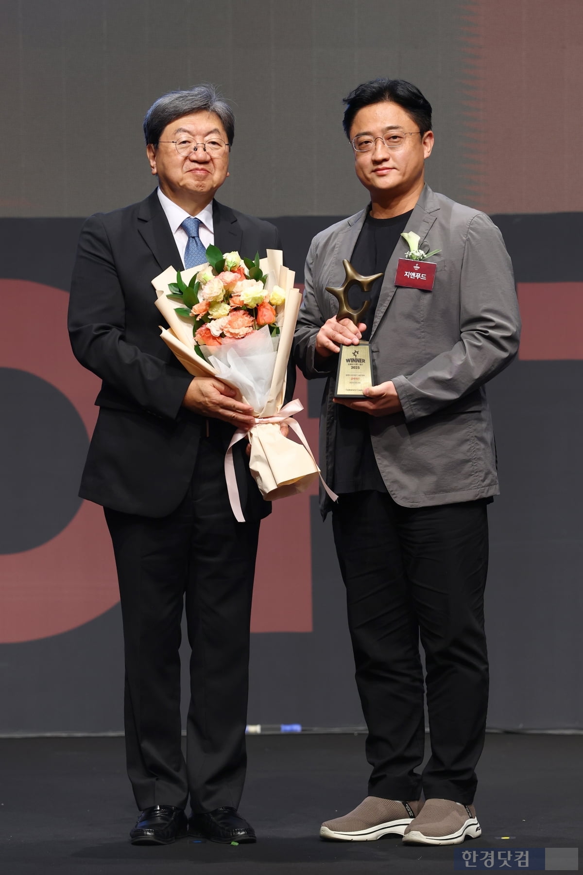 [포토] 굽네치킨, '2025 올해의 브랜드 대상' 오븐치킨 부문 수상