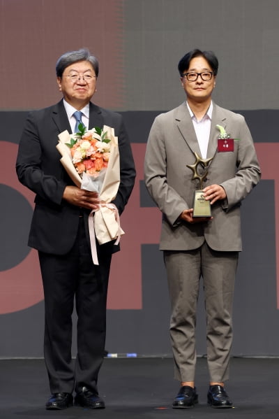 [포토] 이롬, '2025 올해의 브랜드 대상' 생식 부문 수상