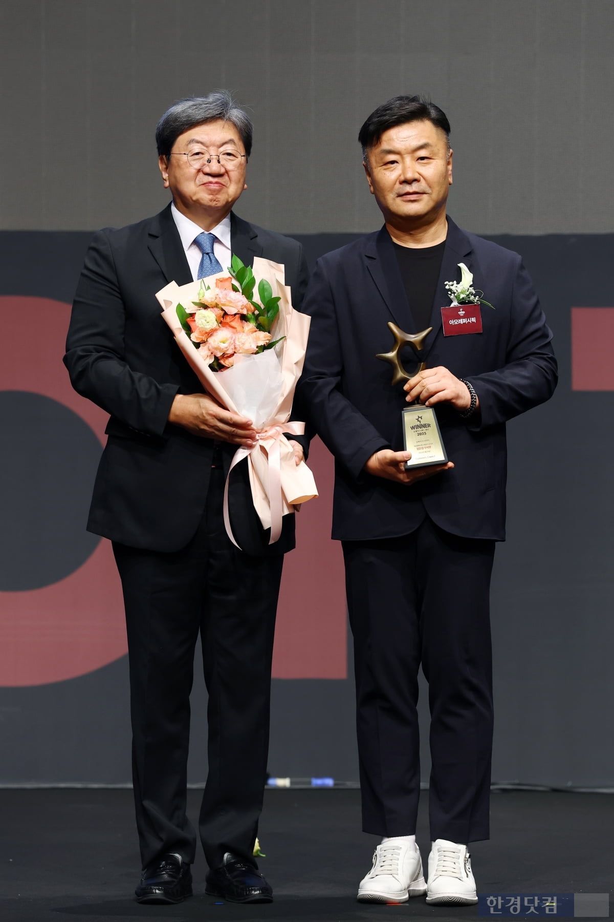 [포토] 임운섭 아모레퍼시픽 부사장, '2025 올해의 브랜드 대상' 최고경영자 부문 수상