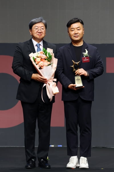 [포토] 임운섭 아모레퍼시픽 부사장, '2025 올해의 브랜드 대상' 최고경영자 부문 수상