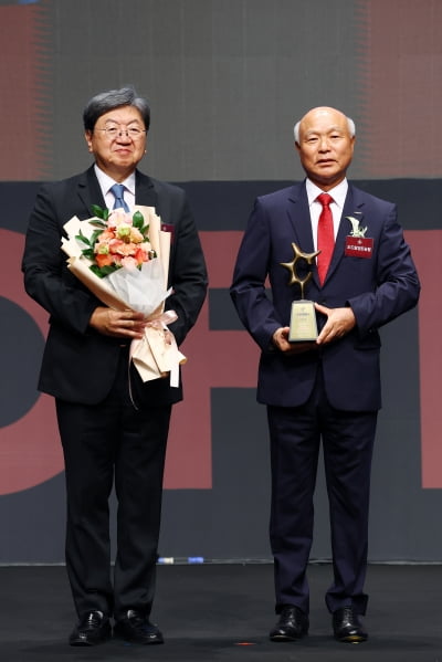 [포토] 박광욱 도드람양돈농협 조합장, '2025 올해의 브랜드 대상' 최고경영자 부문 수상