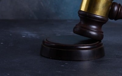 도박에 빠져 면사무소 예산 8억 빼돌린 20대 공무원 '감형'