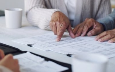 판례는 허용, 금융기관은 거부… 상속 예금 인출의 함정