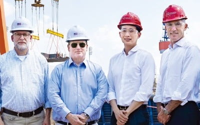 트럼프 한·미 관세 협상 사인 직전, 한화 필리조선소 간 美해군성 장관