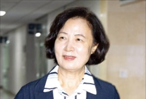 국회 법제사법위원장에 내정된 추미애 더불어민주당 의원이 6일 국회의원회관 사무실로 들어서고 있다.  /뉴스1