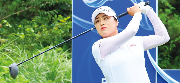 윤이나가 7일 제주 서귀포 사이프러스 골프&리조트에서 열린 한국여자프로골프(KLPGA)투어 제주 삼다수 마스터스 1라운드 1번홀에서 티샷하고 있다.  KLPGA 제공