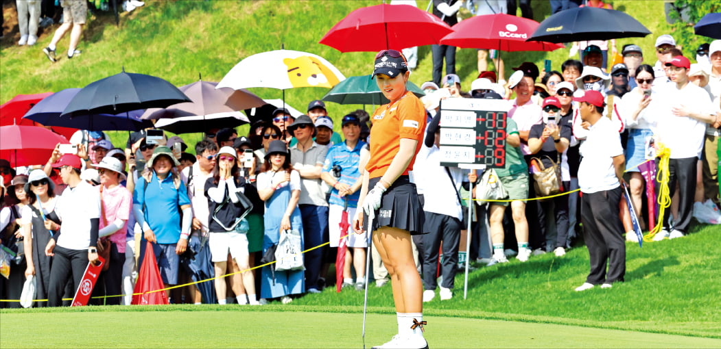 박현경이 지난해 6월 23일 경기 포천힐스CC에서 열린 한국여자프로골프(KLPGA)투어 ‘BC카드·한경 레이디스컵 2024’ 최종 4라운드 18번홀에서 많은 갤러리가 지켜보는 가운데 퍼팅하고 있다.  최혁 기자