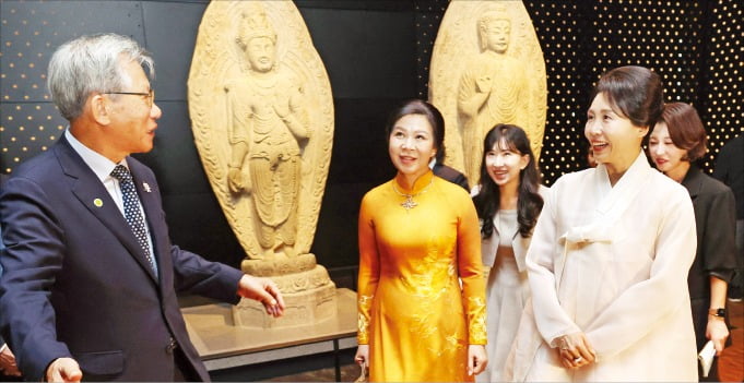 < 양국 여사 ‘문화친교’ > 김혜경 여사가 11일 용산 국립중앙박물관에서 응오프엉리 여사와 함께 유홍준 국립중앙박물관장의 안내를 받으며 전시품을 관람하고 있다. 왼쪽부터 유 관장, 리 여사, 김 여사. /김범준 기자