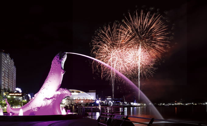 작년 장생포 고래문화특구에서 열린 ‘2024 울산고래축제’ 개막식에서 불꽃쇼가 펼쳐지고 있다.  울산 남구 제공