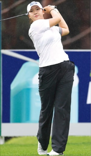 김민솔이 14일 경기 포천 몽베르CC에서 열린 한국여자프로골프(KLPGA)투어 메디힐·한국일보 챔피언십 1라운드 14번홀에서 티샷을 하고 있다. /KLPGA 제공
