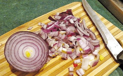 [과학과 놀자] 날카로운 칼로 천천히…"톡 쏘는 물질 덜 나와요"