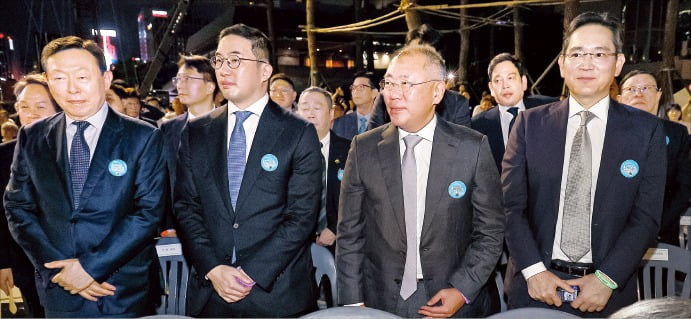 ﻿이재명 대통령 ‘국민 임명식’에는 10대 그룹 총수 등 기업인도 다수 참석했다. 왼쪽부터 신동빈 롯데그룹 회장, 구광모 LG그룹 회장, 정의선 현대자동차그룹 회장, 이재용 삼성전자 회장.  /김범준 기자