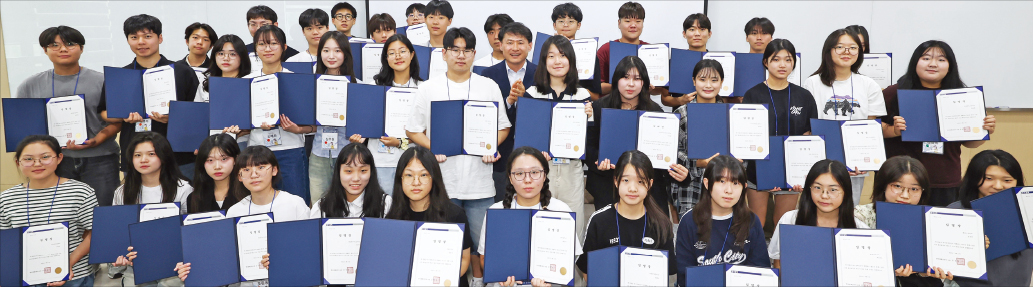 2025년 중·고교 생글기자들이 박수진 한경 경제교육연구소장(가운데)과 함께 임명장을 들어보이고 있다.  문경덕 기자