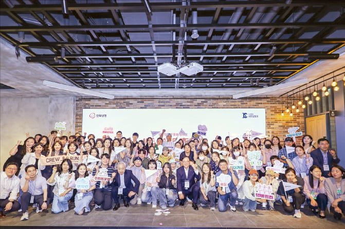 지난 6월 서울 서초동 드림플러스 강남에서 열린 ‘위 케어 리셋(WE CARE RESET)’ 암경험청년 돌봄 캠페인 발대식에서 홍정표 한화생명 부사장(앞줄 왼쪽에서 열번째)과 이민혁 대한암협회장(앞줄 왼쪽에서 여섯번째), 2기 크루원들이 기념촬영을 하고 있다.  한화생명 제공