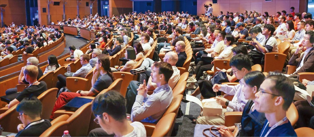 < 경제학자 2500명 서울 집결 > 18일 서울 삼성동 코엑스에서 열린 세계경제학자대회에서 참석자들이 ‘가족 정책 및 노동시장 성별 격차’를 주제로 한 대담을 듣고 있다. 제시카 팬 싱가포르국립대(NUS) 교수, 퍼트리샤 코르테스 보스턴대 교수, 황지수 서울대 교수가 이날 대담에 참석했다. ‘경제학계의 올림픽’으로 불리는 세계경제학자대회는 18일부터 22일까지 닷새간 전 세계 2500여 명의 경제학자가 참석한 가운데 열린다. 이솔 기자