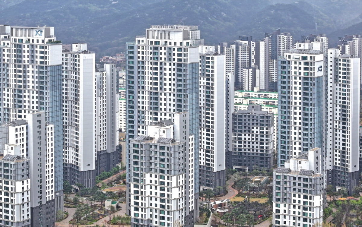 강남의 ‘옆세권’으로 불리는 경기도 과천 시내 아파트 단지들의 모습.  뉴스1