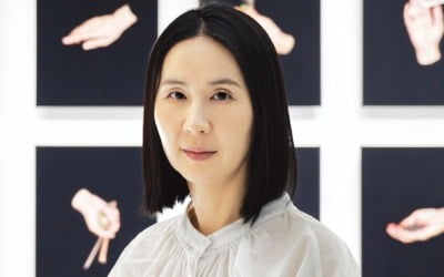 움켜쥔 손, 상처 입은 손…얼굴보다 많은 말을 하네요