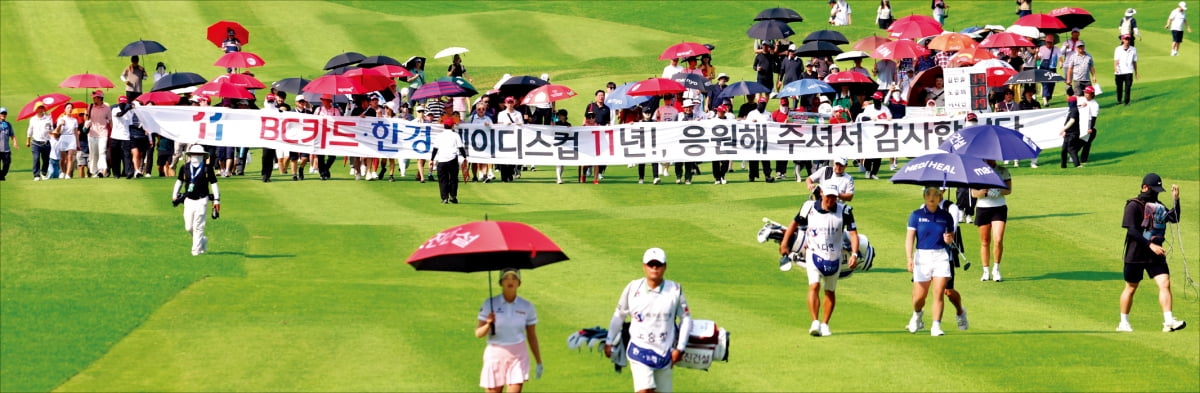 2030 골퍼부터 가족 나들이객까지…"명품샷 직관하러 왔어요"