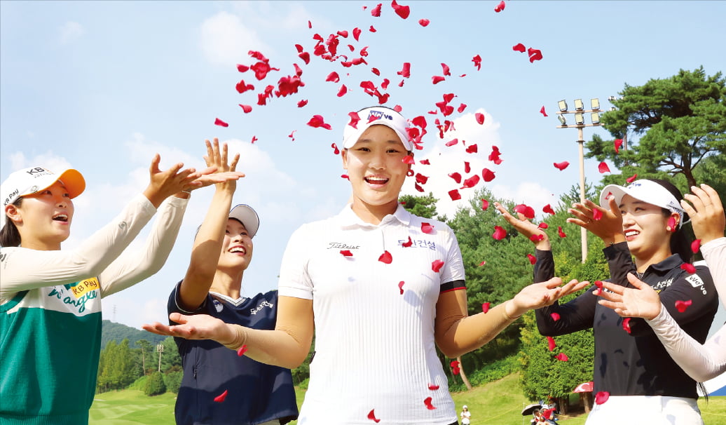 경기 포천시 포천힐스CC에서 24일 치러진 한국여자프로골프(KLPGA)투어 BC카드·한경 레이디스컵 최종 라운드에서 김민솔이 ‘포천 퀸’에 등극했다. 이번 대회 추천 선수로 나온 김민솔은﻿ 18번홀에서 11m 이글 퍼트에 성공하며﻿ 우승을 달성했다.﻿ 김민솔(가운데)이﻿ 동료 선수들에게 축하받고 있다.  포천=문경덕 기자