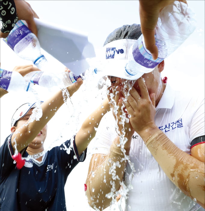 김민솔이 24일 한국여자프로골프(KLPGA)투어 ‘BC카드·한경 레이디스컵’에서 최종 우승을 확정 지은 직후 동료 선수들이 뿌려 주는 물을 맞으며 축하받고 있다.  포천=문경덕 기자
