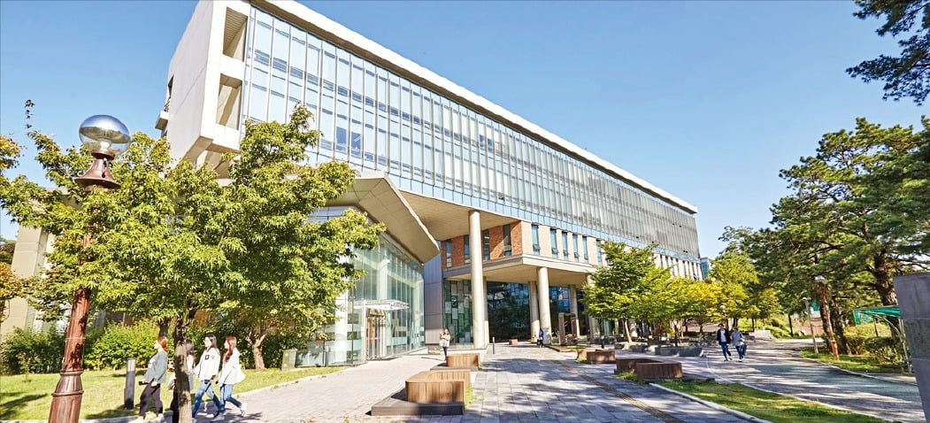 최근 덕성여대는 인공지능(AI) 신약 개발 산업의 인재를 양성하기 위해 AI신약학과를 신설했다. 사진은 덕성여대 약학관 전경. /덕성여대 제공