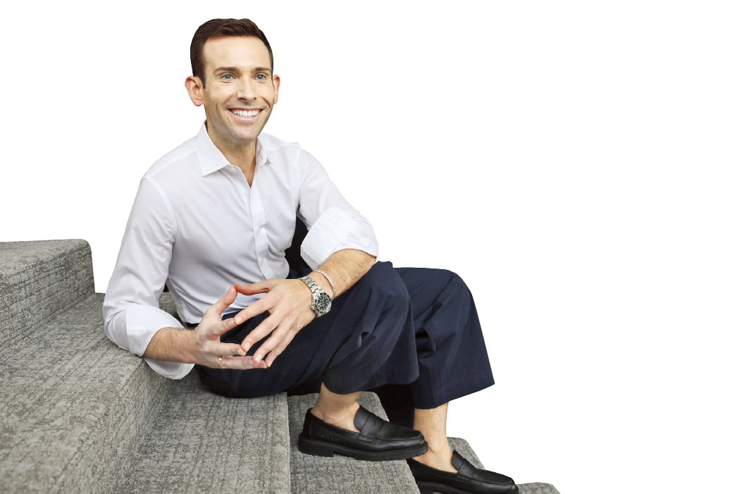 뮤지컬 '위대한 개츠비'의 폴 테이트 드푸 무대 디자이너가 서울 역삼동 GS아트센터에서 한국경제신문과의 인터뷰에 앞서 포즈를 취하고 있다.