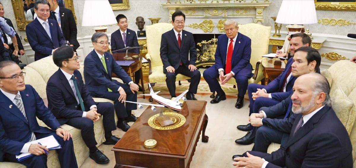 < 한자리 모인 한미 수뇌부 > 이재명 대통령과 도널드 트럼프 미국 대통령이 25일(현지시간) 미국 워싱턴DC 백악관 오벌 오피스에서 한·미 정상회담을 하고 있다. 관세 협상, 조선업을 비롯한 제조업 분야 협력, 남북 관계 등이 논의 테이블에 올랐다. 왼쪽부터 위성락 대통령실 국가안보실장, 김정관 산업통상자원부 장관, 조현 외교부 장관, 이 대통령, 트럼프 대통령, JD 밴스 부통령, 마코 루비오 국무장관, 하워드 러트닉 상무장관.  /연합뉴스