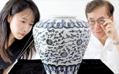 순백에 스며든 푸른 그림…홍콩 가는 조선 청화백자