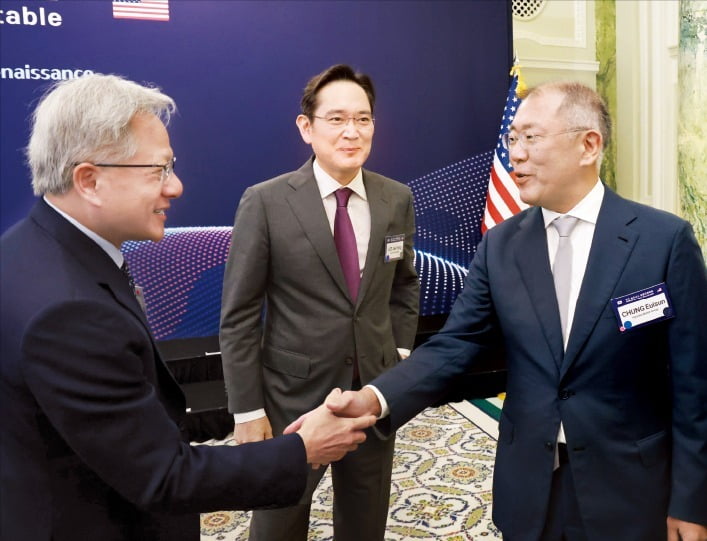 정의선 현대자동차그룹 회장(오른쪽)이 젠슨 황 엔비디아 최고경영자(CEO)와 인사하고 있다. 가운데는 이재용 삼성전자 회장. /연합뉴스