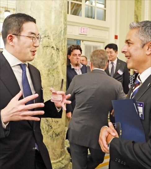 구광모 LG그룹 회장(왼쪽)이 실판 아민 제너럴모터스(GM) 최고연구책임자(CRO)와 대화하고 있다. /연합뉴스