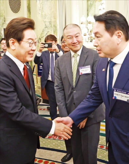 이재명 대통령과 최태원 SK그룹 회장(오른쪽)이 구자은 LS그룹 회장이 지켜보는 가운데 악수하고 있다. /연합뉴스