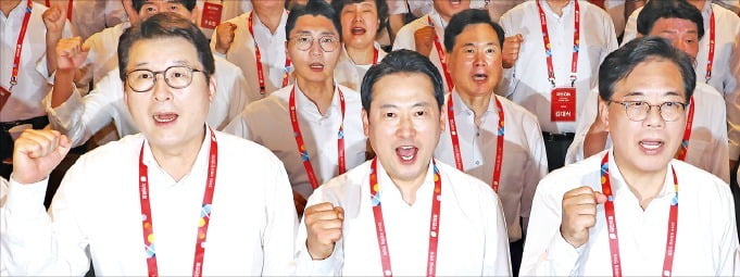 국민의힘 의원들이 28일 인천국제공항공사 항공교육원에서 열린 ‘당 국회의원 연찬회’에서 파이팅을 외치고 있다. 왼쪽부터 신동욱 최고위원, 장동혁 대표, 송언석 원내대표.   /연합뉴스