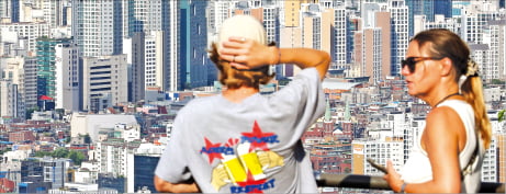 외국인 관광객이 서울 남산에서 인근 아파트 단지를 둘러보고 있다. 한경DB