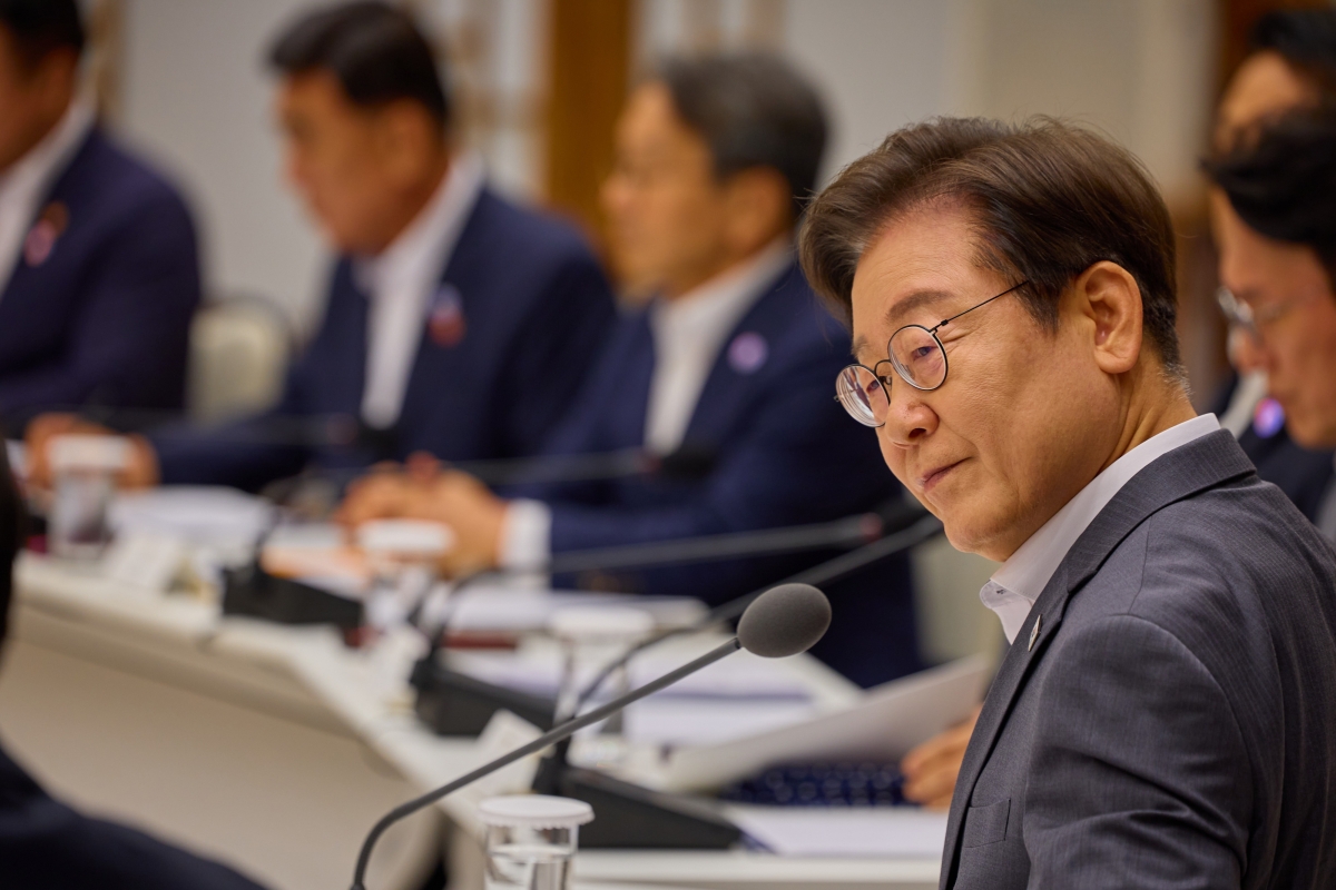 이재명 대통령이 지난 1일 서울 용산 대통령실에서 열린 전국 시·도지사 간담회에서 참석자들의 발언을 경청하고 있다. 사진=대통령실 제공