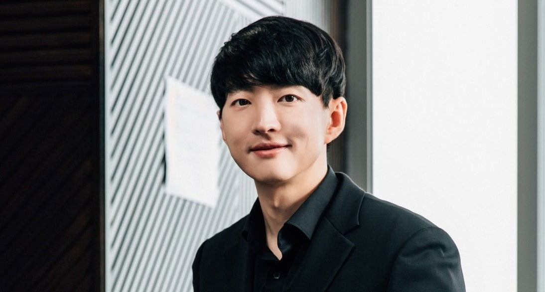 장원영 앞세워 2.5조 '잭팟'…36세 억만장자에 관심 폭발