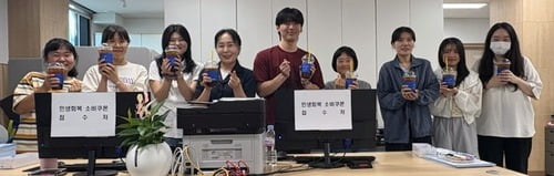한 익명의 기부자로부터 커피 20잔을 선물 받은 팔복동주민센터 직원들(전주시 제공)