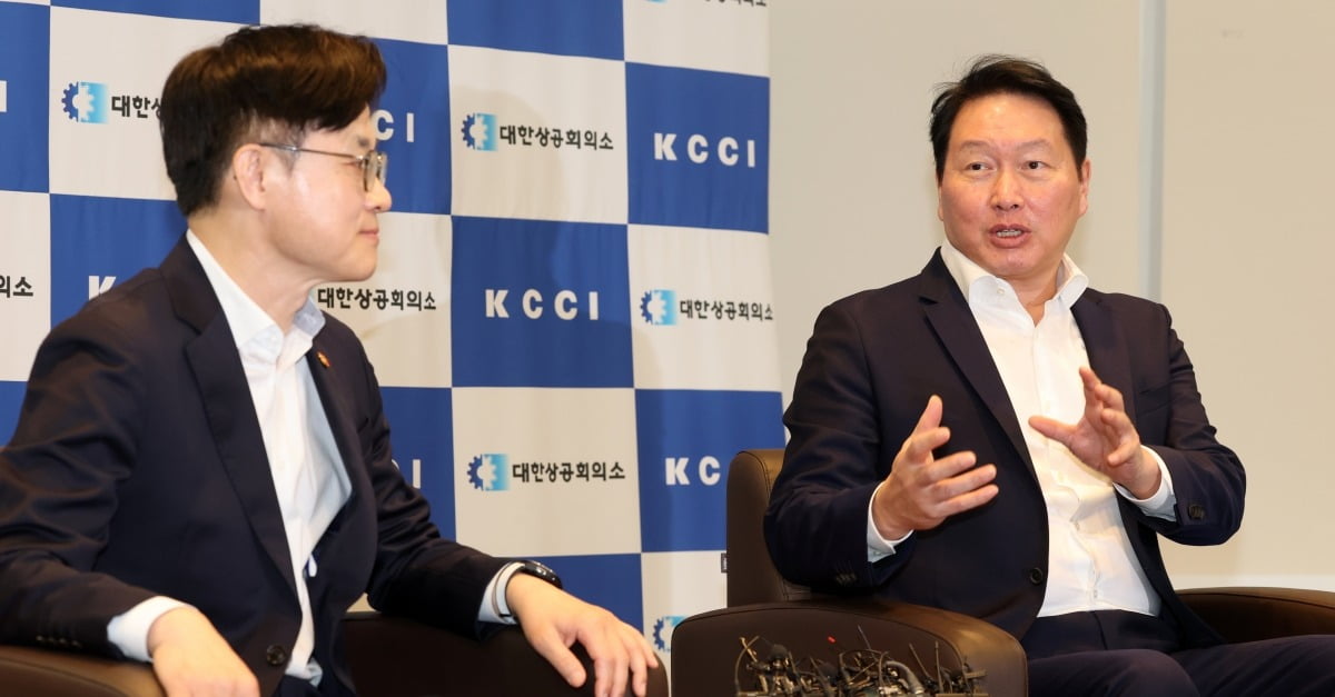 김정관 산업통상자원부 장관이 8월 4일 서울 중구 대한상공회의소에서 최태원 대한상공회의소 회장과 면담을 하고 있다. 사진=최혁 한국경제신문 기자