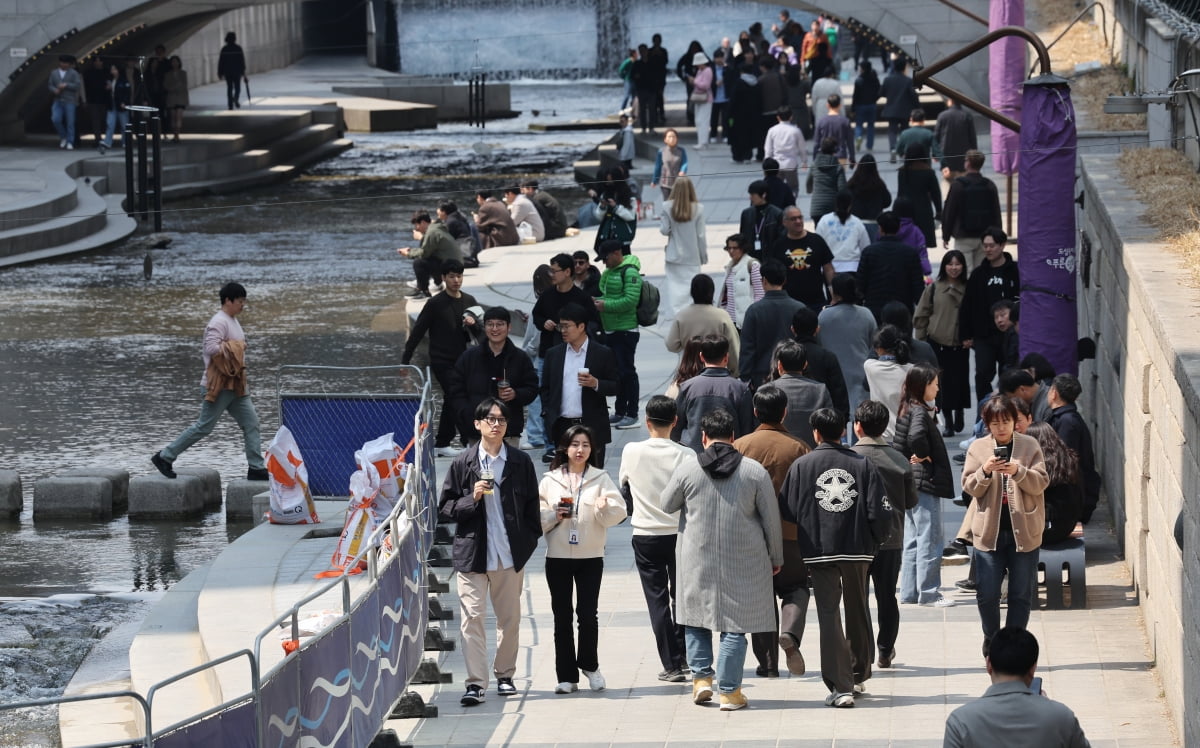 서울 종로구 청계천에서 점심식사를 마친 직장인과 외국인 관광객들이 산책을 하고 있다. 25.4.4 /이솔 기자