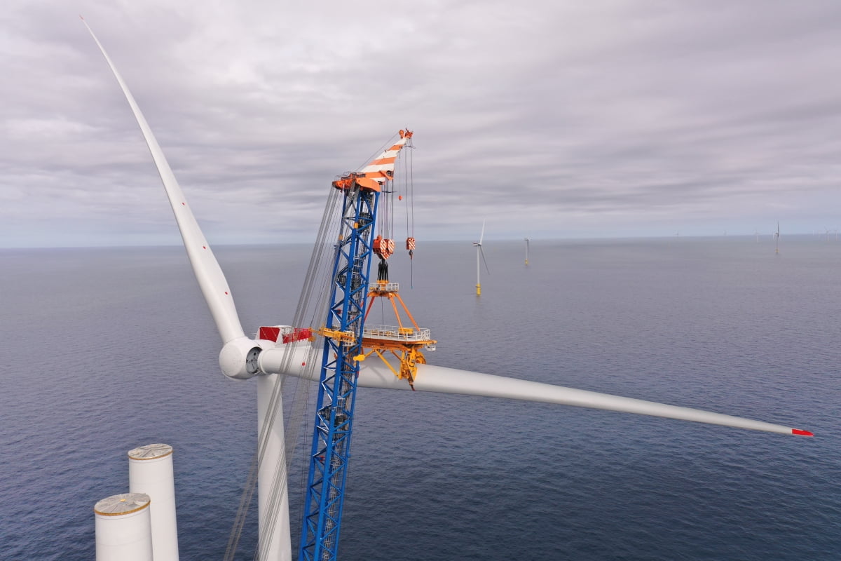 오스테드 해상풍력단지인 혼시 2에서 해상풍력 발전 설비에 날개(블레이드)를 설치하고 있다. 사진=한국경제신문