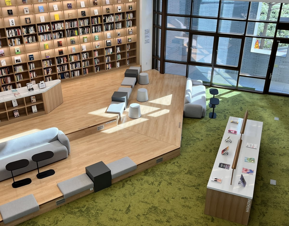 캥거루족·은퇴족의 ‘화려한 도피처’…대형 도서관, 핫플 된 이유