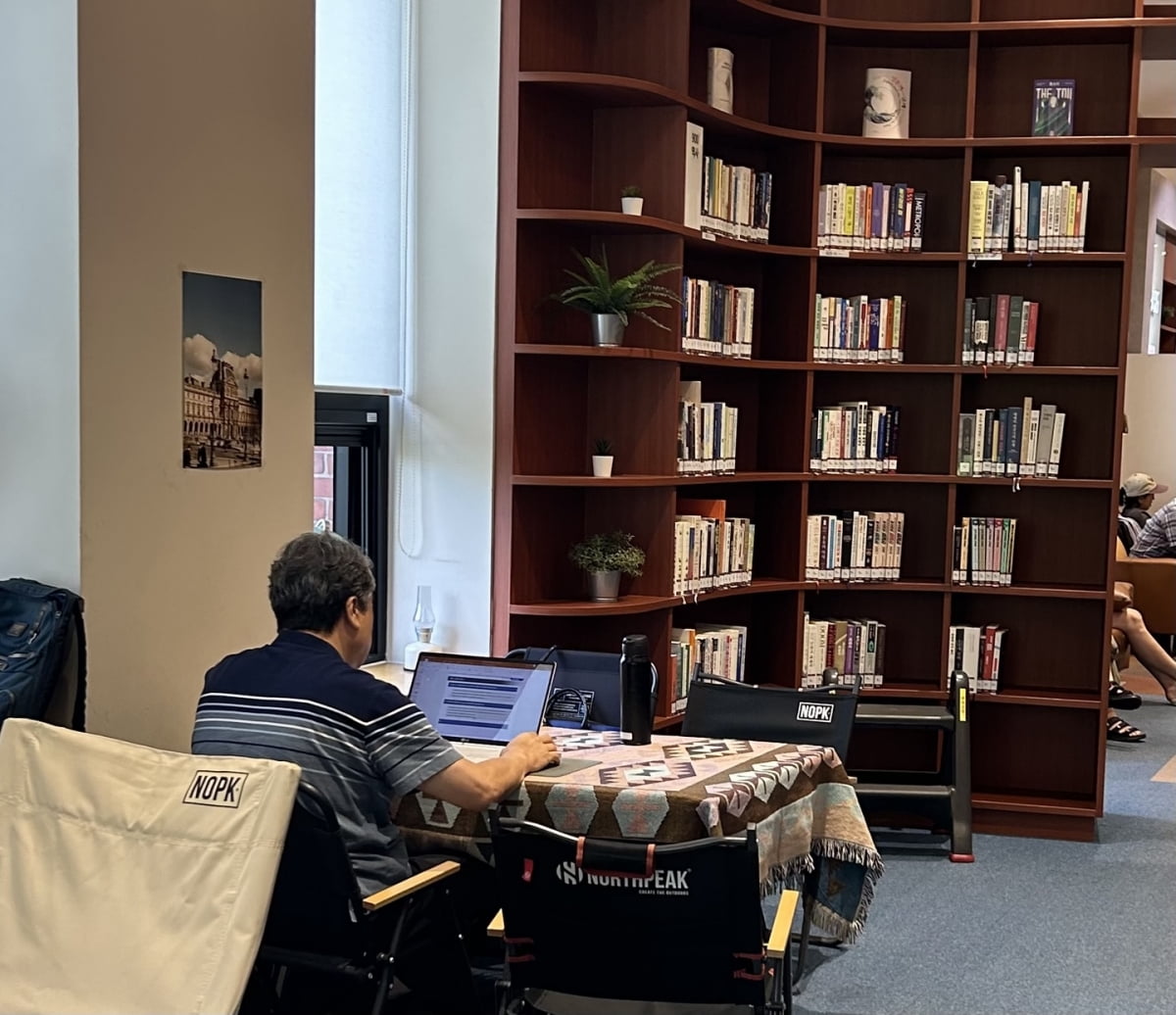 캥거루족·은퇴족의 ‘화려한 도피처’…대형 도서관, 핫플 된 이유