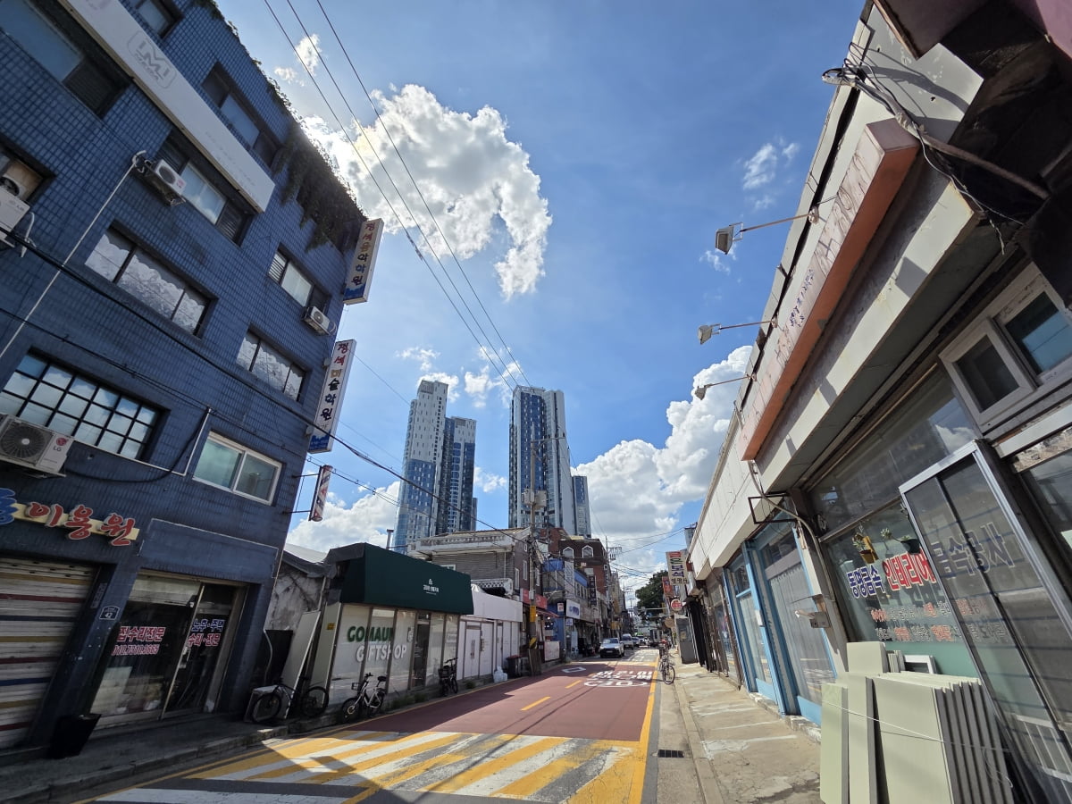 성수전략정비구역 너머로 성수동 고급 아파트 단지 트리마제가 보인다. 사진=민보름 기자