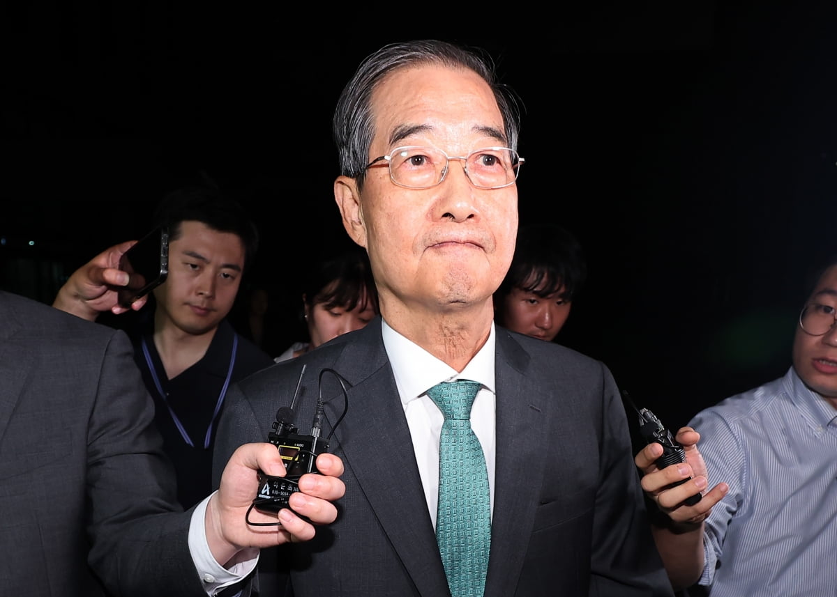  한덕수 전 국무총리가 2일 서울 서초구 서울고등검찰청에 마련된 내란특검 사무실에서 조사를 받은 후 귀가하고 있다. 2025.7.2/뉴스1