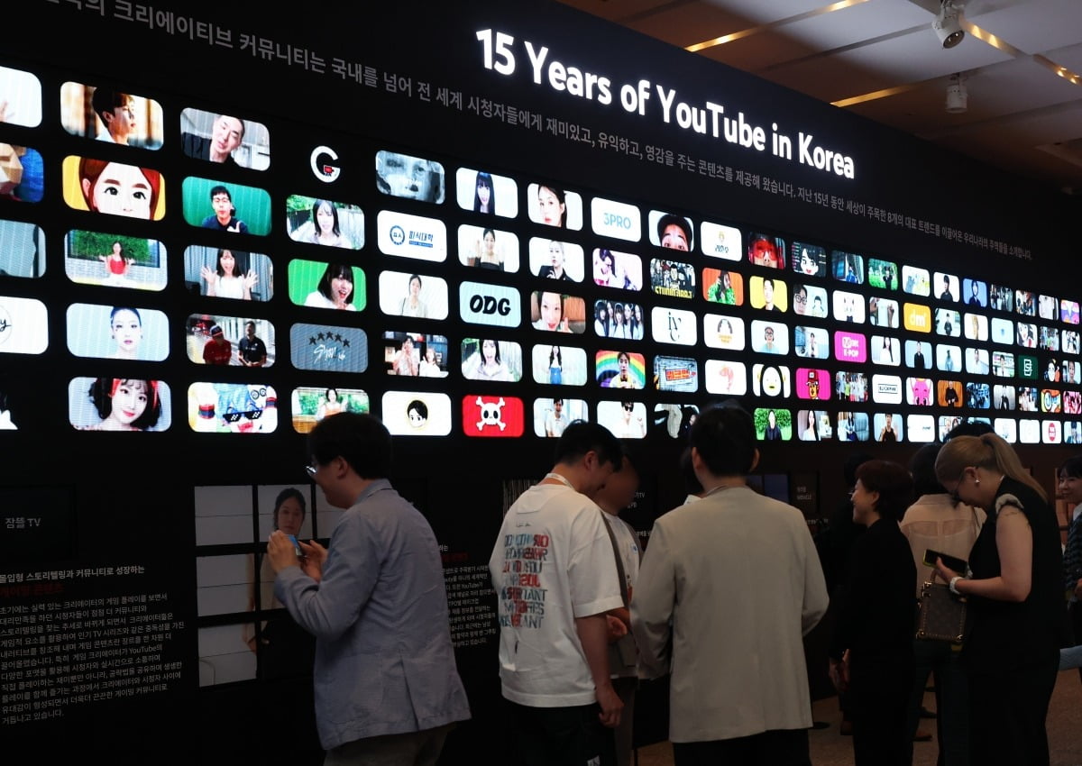 지난 2023년 9월 구글코리아가 개최한 '구글 포 코리아 2023' 행사에서 관람객들이 유튜브 15주년 기념 전시를 둘러보고 있다. 사진=연합뉴스