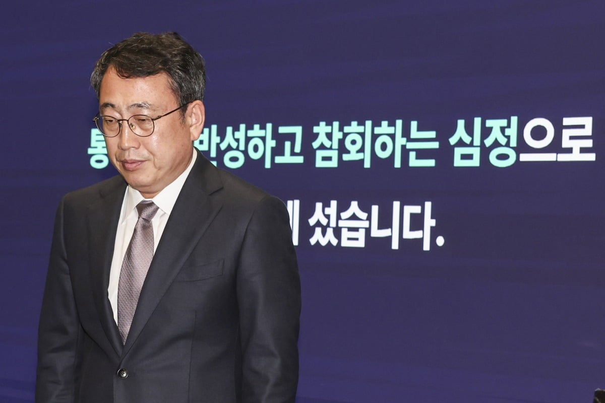 유영상 SK텔레콤 대표이사가 지난달 4일 서울 중구 SKT타워에서 열린 해킹 사태 관련 입장 및 향후 계획 발표 기자회견에서 사과하고 있다. 사진=임형택 기자