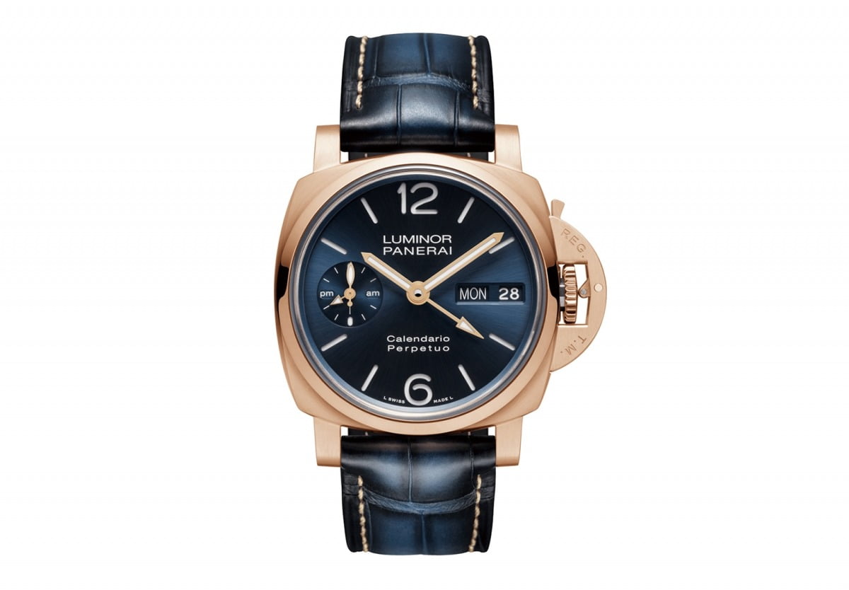 선명한 레드 톤이 돋보이는 골드테크 소재로 제작한 루미노르 퍼페추얼 캘린더 GMT 골드테크™.