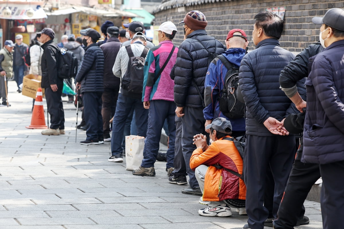 서울 종로구 탑골공원 인근 무료급식소 앞/사진=뉴스1