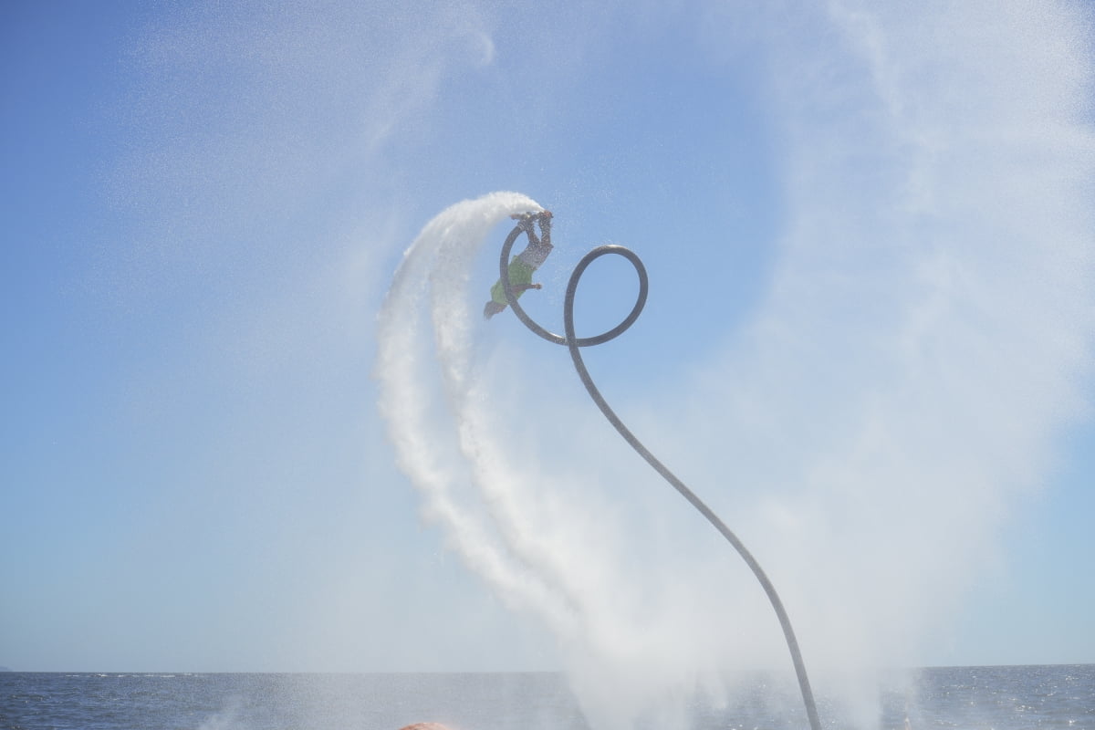 번외 종목인 플라이보드는 제트스키의 추진력과 수압을 이용해 최대 물 위를 비행하는 스포츠다. 사진=해양수산부