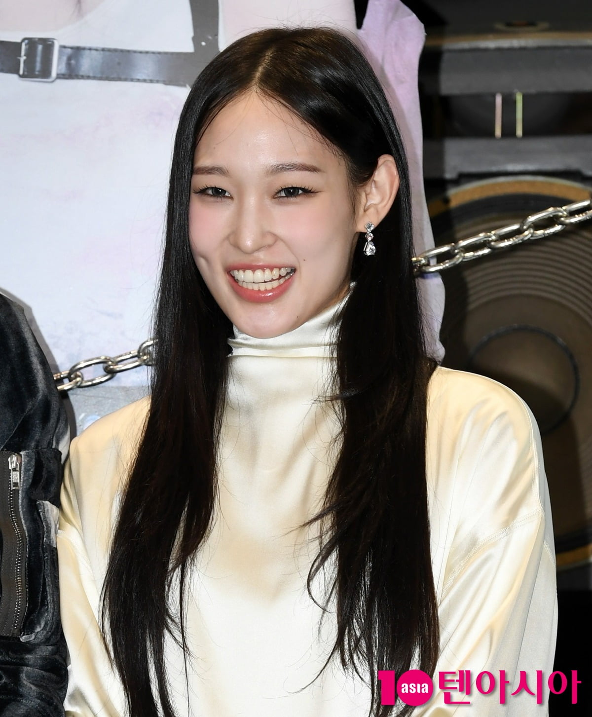 新世界会長の長女、アニーが4年間の非対面練習を経てデビュー