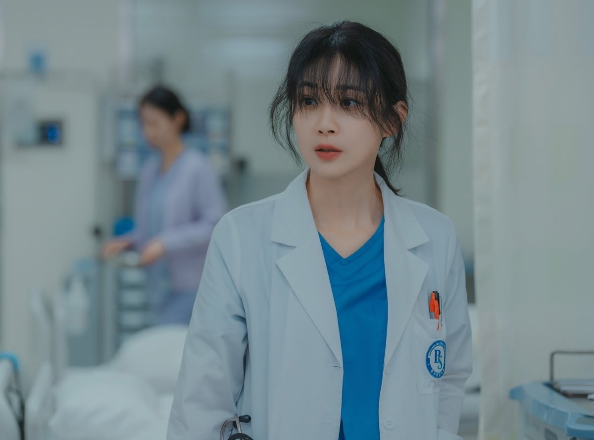 Lee Bo-young Returns to MBC After 13 Years with 'Mary Kills People'